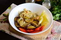 Фото приготовления рецепта: Салат из жареных баклажанов с помидорами и сладким перцем - шаг №10