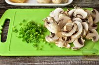 Фото приготовления рецепта: Вермишель, запечённая с курицей, грибами и вишнями - шаг №4