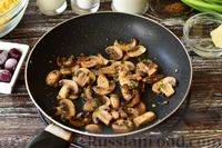 Фото приготовления рецепта: Вермишель, запечённая с курицей, грибами и вишнями - шаг №5