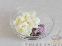 Фото приготовления рецепта: Салат из дыни с сыром фета, красным луком и мятой - шаг №5