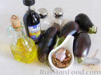 Фото приготовления рецепта: Салат из жареных баклажанов с орехами и чесноком - шаг №1
