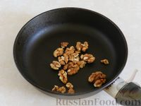 Фото приготовления рецепта: Салат из жареных баклажанов с орехами и чесноком - шаг №3