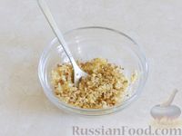 Фото приготовления рецепта: Салат из жареных баклажанов с орехами и чесноком - шаг №4