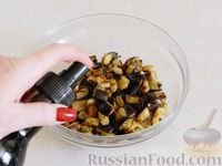Фото приготовления рецепта: Салат из жареных баклажанов с орехами и чесноком - шаг №8