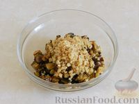 Фото приготовления рецепта: Салат из жареных баклажанов с орехами и чесноком - шаг №9