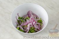 Фото приготовления рецепта: Салат из свёклы с помидорами, сыром и маслинами - шаг №7
