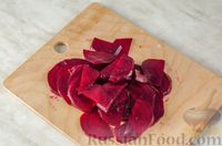 Фото приготовления рецепта: Салат из свёклы с помидорами, сыром и маслинами - шаг №9