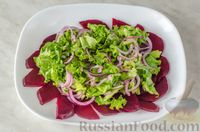 Фото приготовления рецепта: Салат из свёклы с помидорами, сыром и маслинами - шаг №11