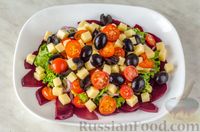 Фото приготовления рецепта: Салат из свёклы с помидорами, сыром и маслинами - шаг №12