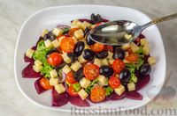 Фото приготовления рецепта: Салат из свёклы с помидорами, сыром и маслинами - шаг №13