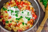 Фото к рецепту: Яичница с картофелем,  помидорами и луком