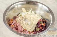 Фото приготовления рецепта: Салат с ветчиной, виноградом и шампиньонами - шаг №12