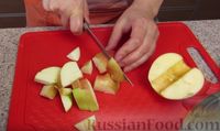 Фото приготовления рецепта: Шарлотка с яблоками - шаг №5
