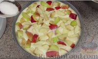 Фото приготовления рецепта: Шарлотка с яблоками - шаг №9