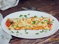 Фото к рецепту: Омлет с сосисками, помидорами и сыром