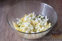 Фото приготовления рецепта: Салат с огурцами, яйцами и сыром - шаг №7