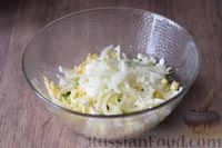 Фото приготовления рецепта: Салат с огурцами, яйцами и сыром - шаг №8