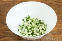Фото приготовления рецепта: Салат из огурцов со сладким перцем и маслинами - шаг №2