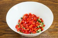 Фото приготовления рецепта: Салат из огурцов со сладким перцем и маслинами - шаг №3