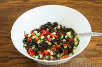 Фото приготовления рецепта: Салат из огурцов со сладким перцем и маслинами - шаг №6