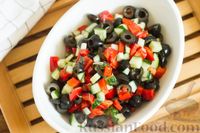 Фото приготовления рецепта: Салат из огурцов со сладким перцем и маслинами - шаг №7