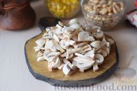 Фото приготовления рецепта: Салат с грибами, фасолью, кукурузой и крабовыми палочками - шаг №2
