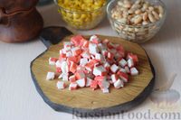 Фото приготовления рецепта: Салат с грибами, фасолью, кукурузой и крабовыми палочками - шаг №6
