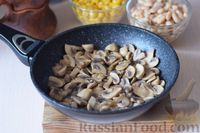 Фото приготовления рецепта: Салат с грибами, фасолью, кукурузой и крабовыми палочками - шаг №3