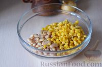Фото приготовления рецепта: Салат с грибами, фасолью, кукурузой и крабовыми палочками - шаг №7