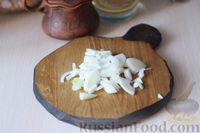 Фото приготовления рецепта: Салат с грибами, фасолью, кукурузой и крабовыми палочками - шаг №4