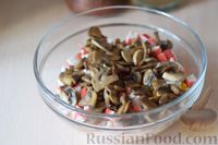 Фото приготовления рецепта: Салат с грибами, фасолью, кукурузой и крабовыми палочками - шаг №9
