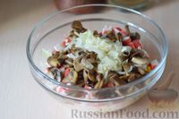 Фото приготовления рецепта: Салат с грибами, фасолью, кукурузой и крабовыми палочками - шаг №10