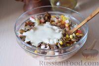 Фото приготовления рецепта: Салат с грибами, фасолью, кукурузой и крабовыми палочками - шаг №11