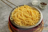 Фото приготовления рецепта: Спагетти с курицей в томатном соусе - шаг №3