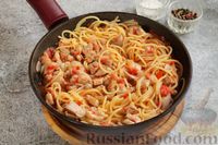 Фото приготовления рецепта: Спагетти с курицей в томатном соусе - шаг №11