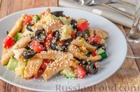 Фото к рецепту: Салат с курицей, овощами и маслинами