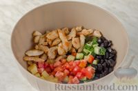 Фото приготовления рецепта: Салат с курицей, овощами и маслинами - шаг №8