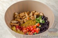 Фото приготовления рецепта: Салат с курицей, овощами и маслинами - шаг №9