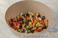 Фото приготовления рецепта: Салат с курицей, овощами и маслинами - шаг №10