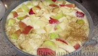 Фото приготовления рецепта: Шарлотка с яблоками - шаг №10