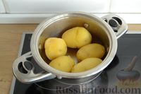 Фото приготовления рецепта: Картофельный салат с копчёной скумбрией, яблоком и огурцом - шаг №2