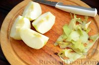 Фото приготовления рецепта: Картофельный салат с копчёной скумбрией, яблоком и огурцом - шаг №5