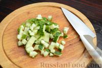 Фото приготовления рецепта: Картофельный салат с копчёной скумбрией, яблоком и огурцом - шаг №7