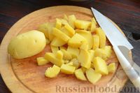Фото приготовления рецепта: Картофельный салат с копчёной скумбрией, яблоком и огурцом - шаг №8