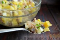 Фото приготовления рецепта: Картофельный салат с копчёной скумбрией, яблоком и огурцом - шаг №11