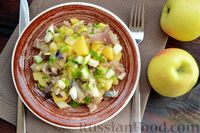 Фото приготовления рецепта: Картофельный салат с копчёной скумбрией, яблоком и огурцом - шаг №13