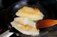 Фото приготовления рецепта: Жареное рыбное филе с шампиньонами - шаг №3