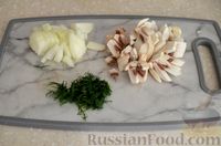 Фото приготовления рецепта: Жареное рыбное филе с шампиньонами - шаг №4