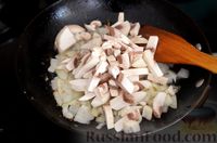 Фото приготовления рецепта: Жареное рыбное филе с шампиньонами - шаг №6