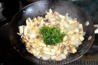 Фото приготовления рецепта: Жареное рыбное филе с шампиньонами - шаг №8